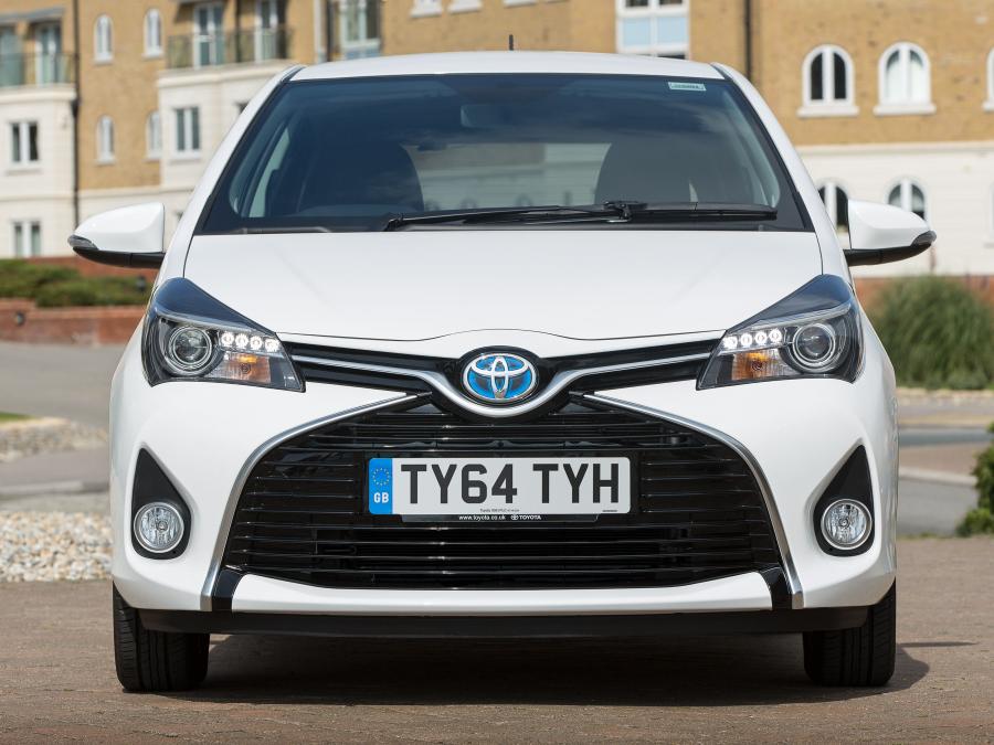  Toyota Yaris Hybrid 2014 года  (UK) (фото 4 из 10)